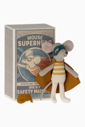 دمية ليتل براذر بتصميم بطل خارق في صندوق بتصميم علبة كبريت