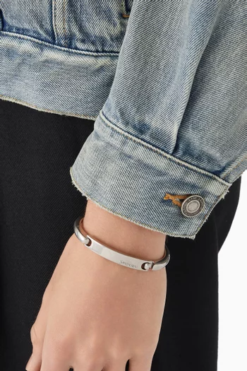 سوار مفتوح محفور بشعار الماركة معدن بلون فضي