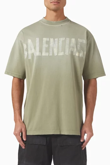 تي شيرت فضفاض قليلاً بشعار الماركة بتصميم أشرطة جيرسيه باهت