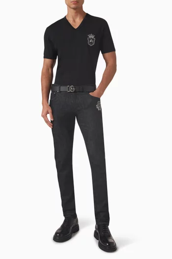 تي شيرت بشعار الماركة بتصميم دروع الفروسية قطن