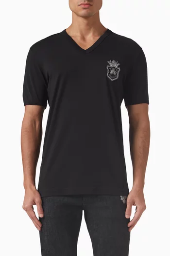 تي شيرت بشعار الماركة بتصميم دروع الفروسية قطن