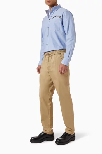 قميص بشعار الماركة وأزرار قطن