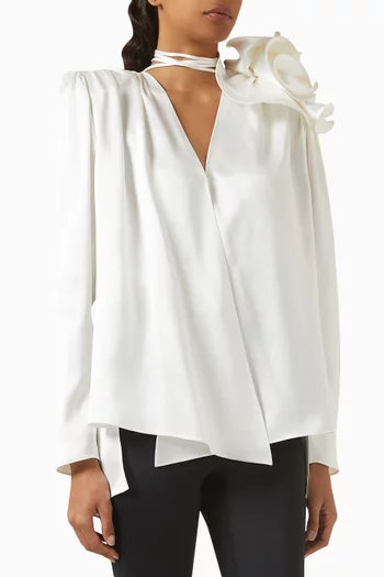 بلوزة كلاسيكية مزينة بزهرة حرير