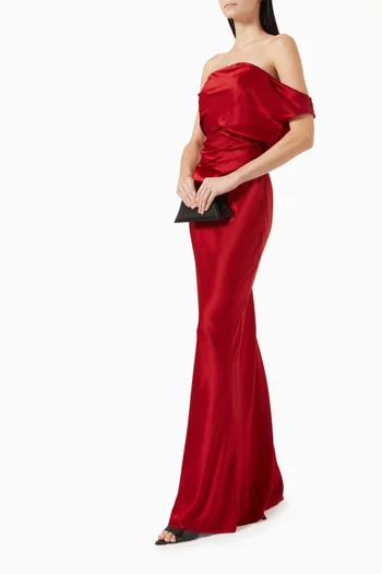 فستان سهرة بكم درابيه وتصميم بلا حمالات حرير