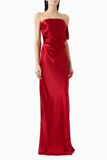 فستان سهرة بكم درابيه وتصميم بلا حمالات حرير