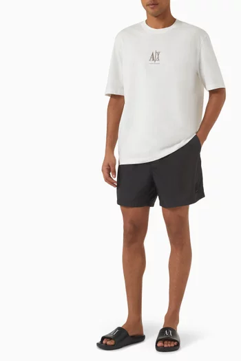 شورت سباحة بشعار الماركة الشهير