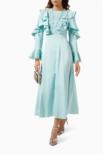 فستان طويل بأشرطة دانتيل