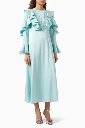 فستان طويل بأشرطة دانتيل