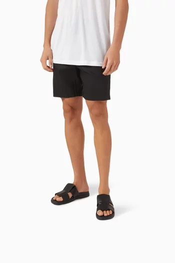 حذاء مفتوح بشعار حرفي T وتجويفات جلد