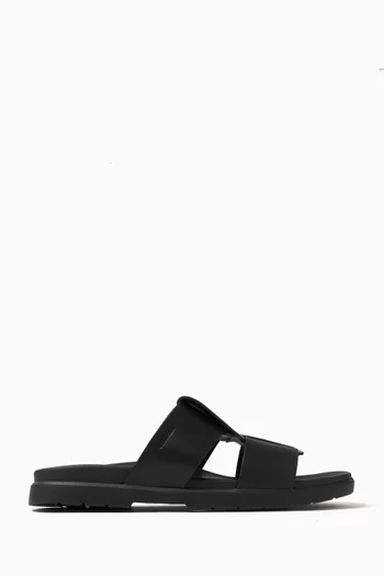 حذاء مفتوح بشعار حرفي T وتجويفات جلد