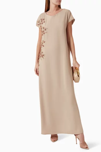 قفطان مزين بتطريزات زهور بارزة