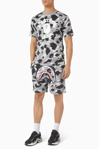 تي شيرت فرست بنقشة مموهة بتصميم جامعي قطن