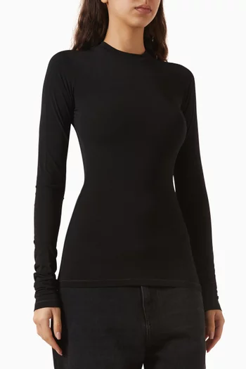 بلوزة كارمن بفتحة رقبة مستديرة