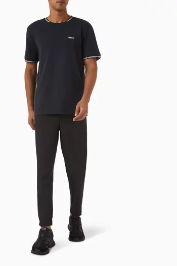 بنطال فليكس بقصة تضيق باتجاه الحافة