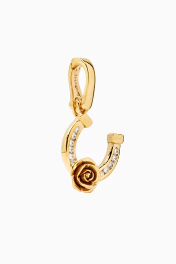 حلية بتصميم حدوة حصان مرصعة بالماس ذهب أصفر عيار 18