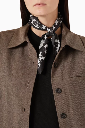 باندانا بنقشة زهور وقلوب بالشكل البستوني