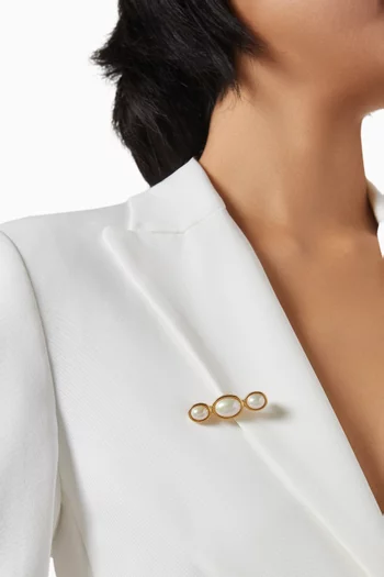 بروش من فترة الثمانينيات مزين بالحلية المعدنية الشهيرة 