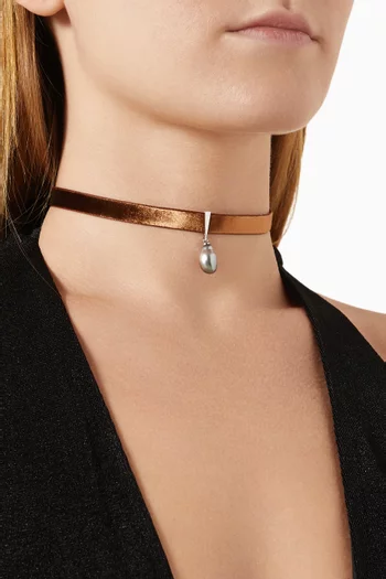 Wan Design Pearl Pendant Velvet Choker