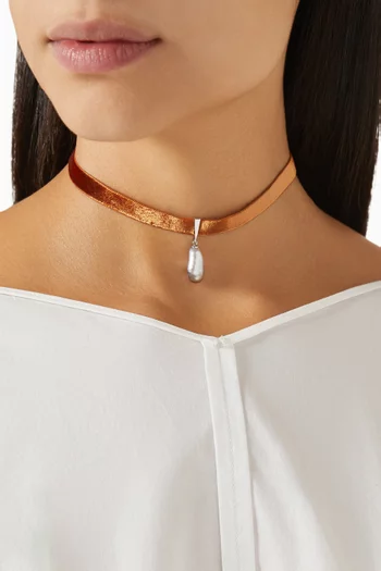 Wan Design Pearl Pendant Velvet Choker