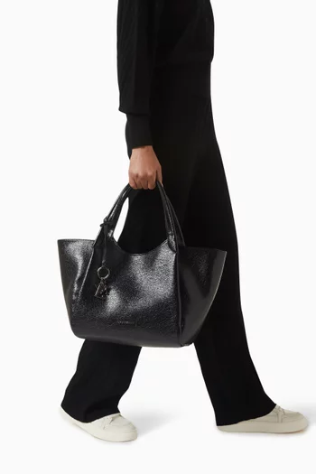 حقيبة يد مقاس XL بحلية شعار الماركة جلد