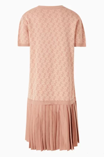 فستان بشعار الماركة