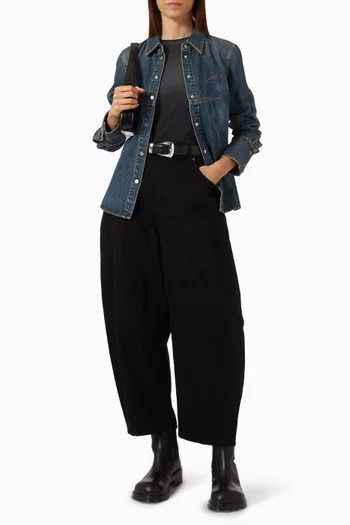 تي شيرت بقصة ضيقة وشعار الماركة قطن