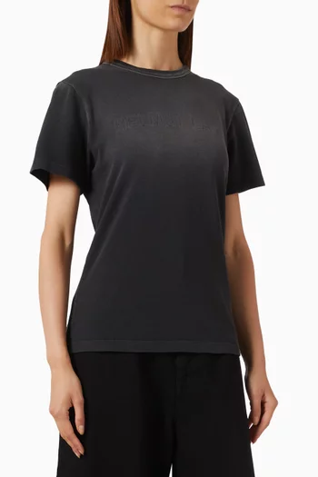 تي شيرت بقصة ضيقة وشعار الماركة قطن