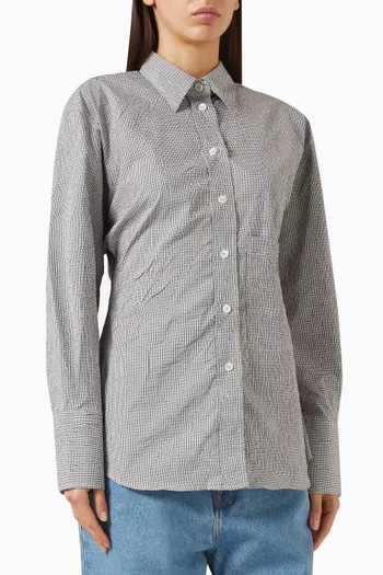 قميص بخصر ضيق ونقشة مربعات قماش مجعد