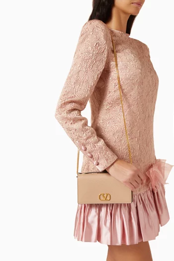 حقيبة صغيرة بسلسلة وشعار حرف V جلد عجل بارز الملمس