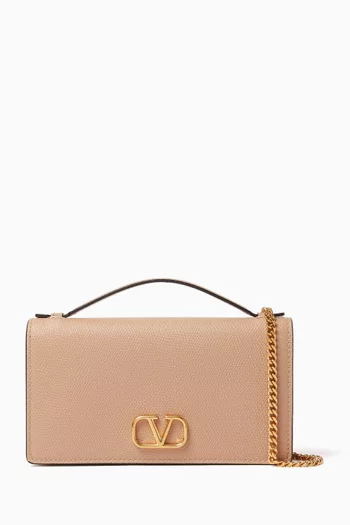 حقيبة صغيرة بسلسلة وشعار حرف V جلد عجل بارز الملمس