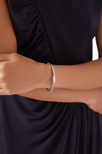 سوار بمفصلة بتصميم متداخل مرصع بأحجار زركونيا نحاس مطلي روديوم