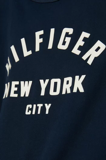 تي شيرت قطن بشعار الماركة بتصميم مقوس