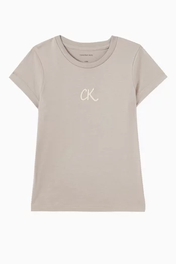 تي شيرت بفتحة رقبة مستديرة وشعار الماركة قطن