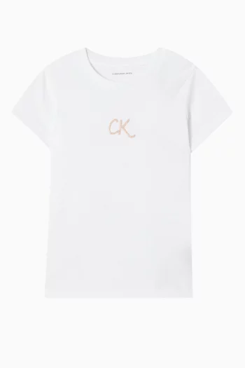 تي شيرت بفتحة رقبة مستديرة وشعار الماركة قطن