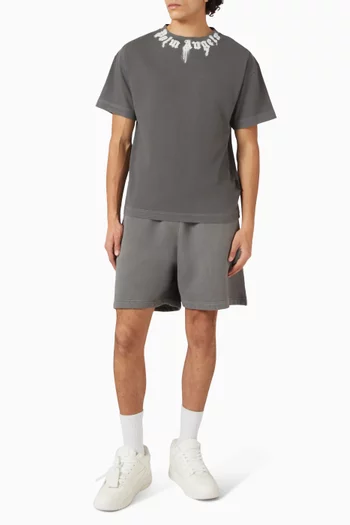 تي شيرت بطبعة شعار الماركة قطن