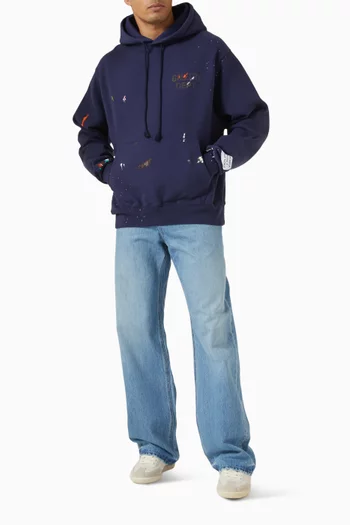 كنزة بغطاء رأس بشعار الماركة وطلاء قطن