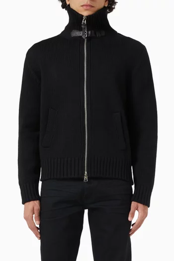 سترة بسحّاب وشريط بإبزيم قماش منسوج