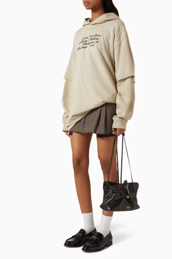 كنزة بغطاء رأس متعددة الطبقات وشعار الماركة قطن