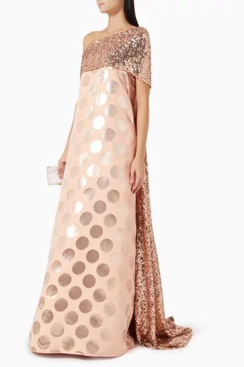 فستان بأكتاف مكشوفة وتطريزات بالترتر