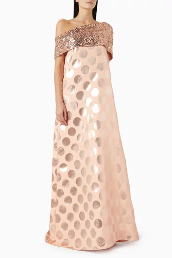 فستان بأكتاف مكشوفة وتطريزات بالترتر