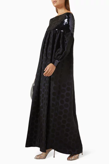 فستان طويل بأكتاف مكشوفة ونقشة منقطة