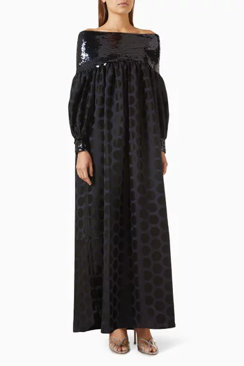 فستان طويل بأكتاف مكشوفة ونقشة منقطة