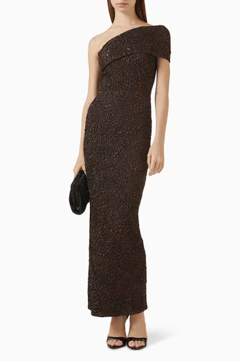 فستان طويل ولامع بكتف مكشوف