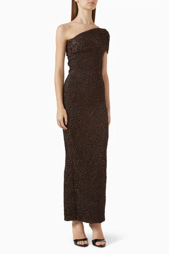 فستان طويل ولامع بكتف مكشوف