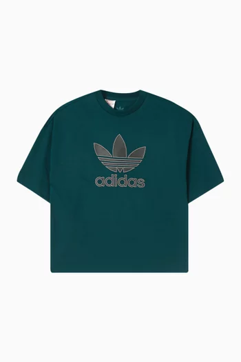 تي شيرت بفتحة رقبة مستديرة وشعار الماركة