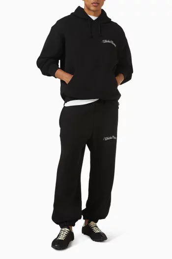 كنزة بغطاء رأس وشعار الماركة قطن