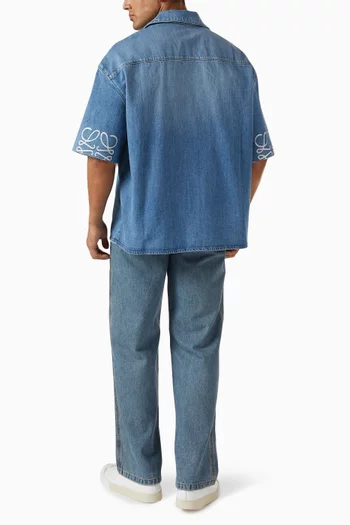 قميص بشعار الماركة دينم