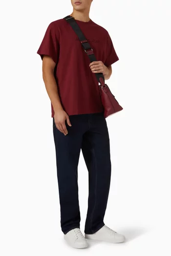 تي شيرت بشعار الماركة بملمس بارز قطن