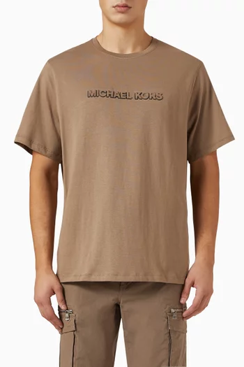 تي شيرت بشعار الماركة بملمس بارز قطن