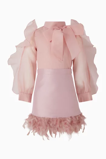 تنورة متوسطة الطول مزينة بالريش